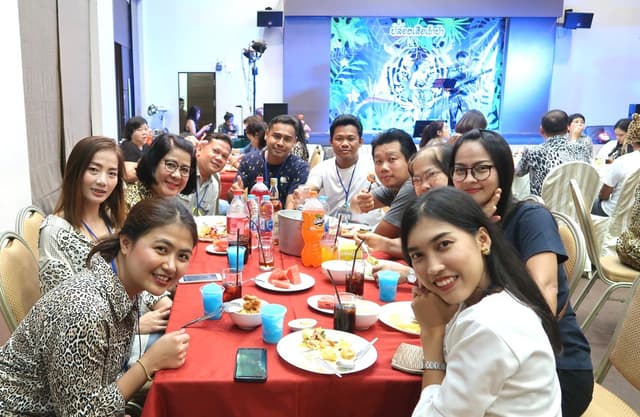 สังคมดี — งานเลี้ยง