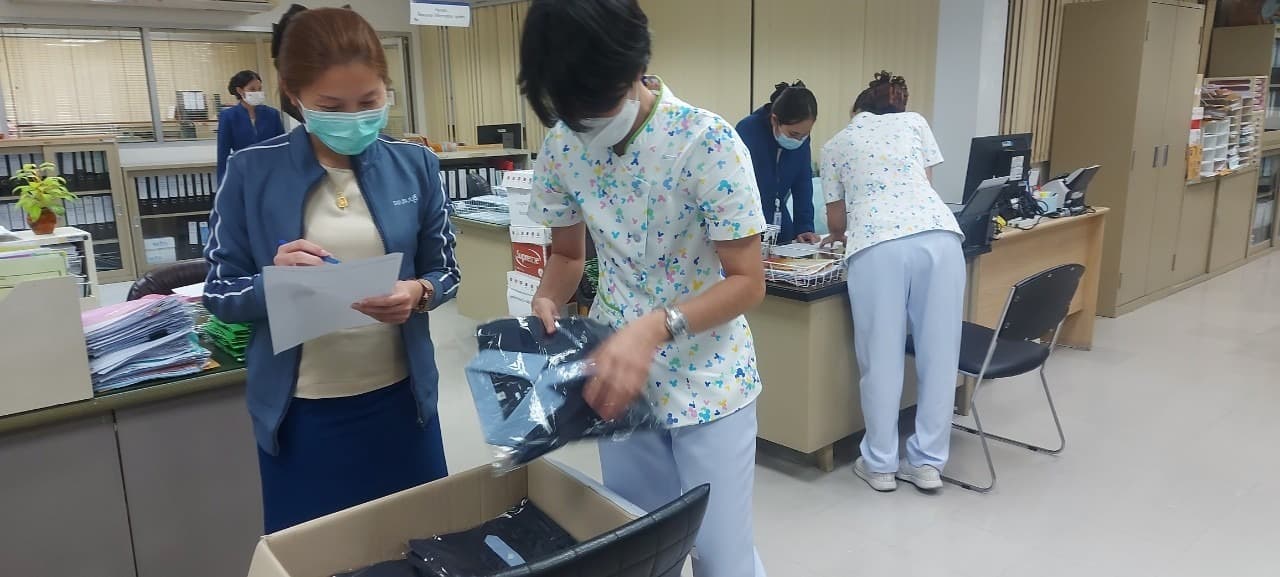 เงินดี — มอบชุดฟอร์มสำหรับพนักงาน