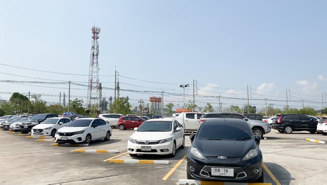 สิ่งอำนวยความสะดวก — มีลานจอดรถที่กว้างขวาง รองรับรถได้เป็นจำนวนมาก เพื่ออำนวยความสะดวกแก่พนักงาน