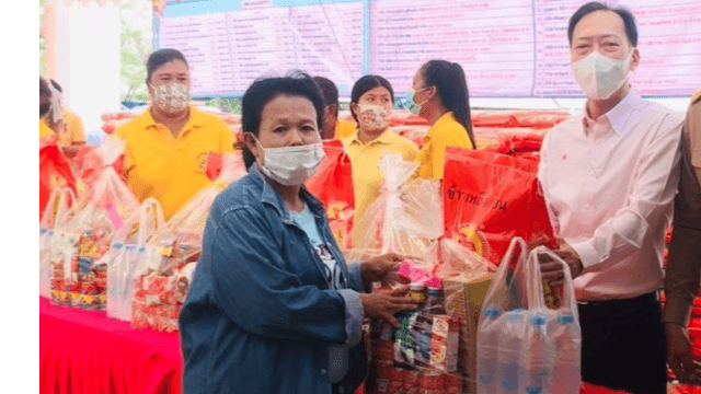 สังคมดี — ร่วมมอบถุงยังชีพแด่ชุมชน ต้านภัยโควิด