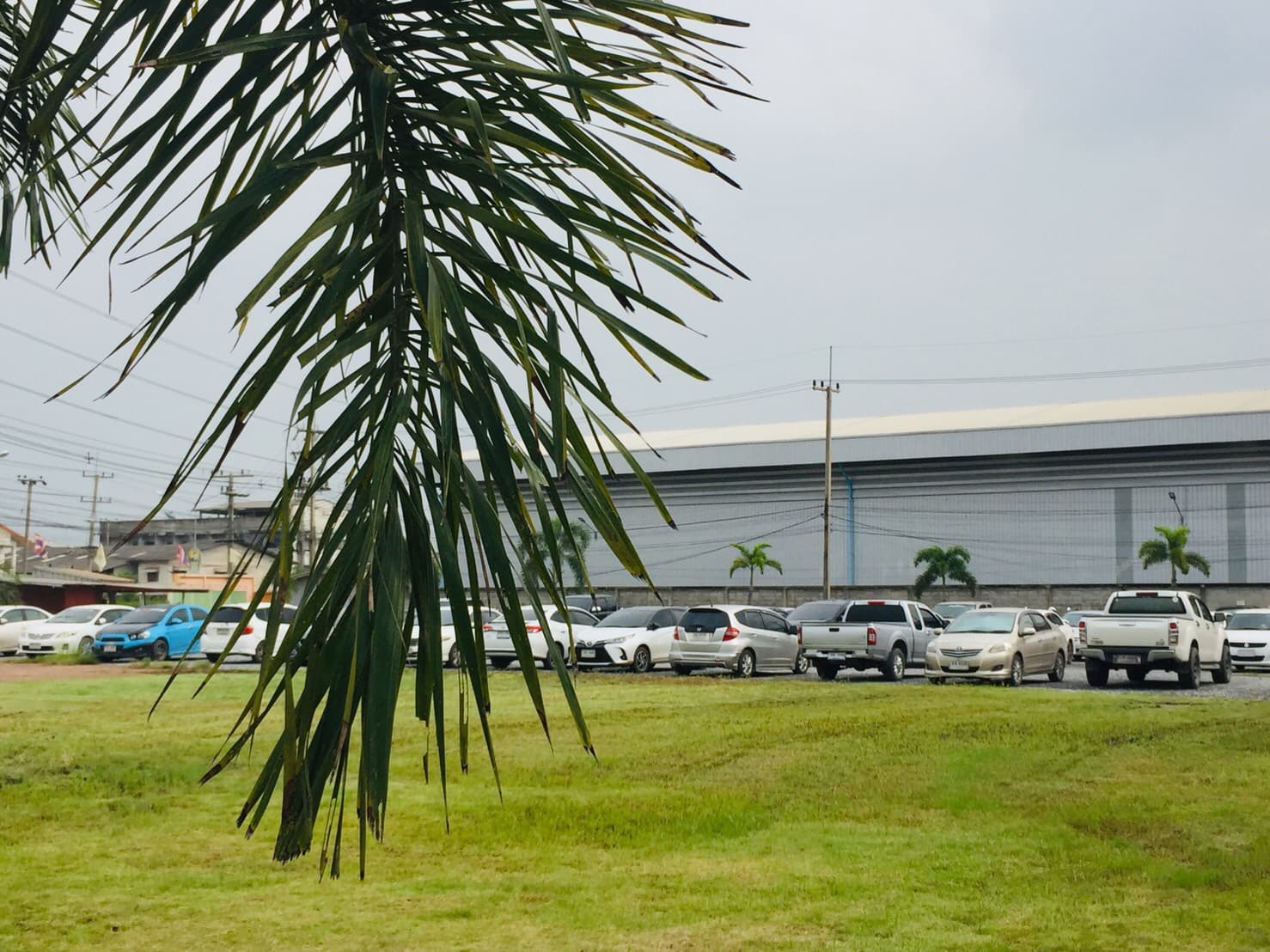 สิ่งอำนวยความสะดวก — จัดสรรที่จอดรถเพียงพอสำหรับพนักงานทุกระดับ