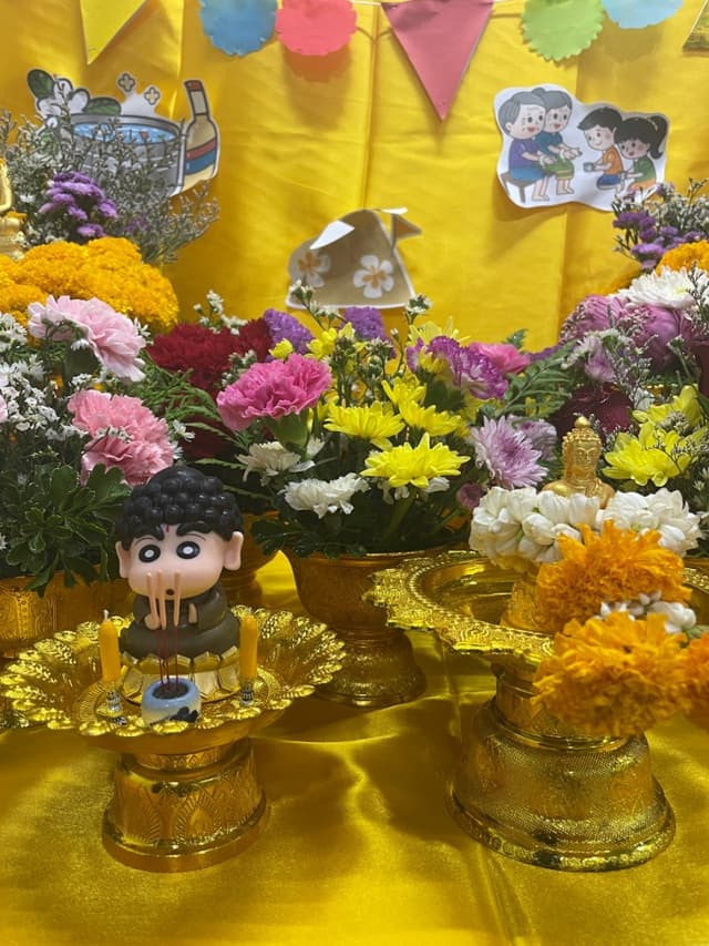 ชีวิตดี — สรงน้ำพระกับหลวงพ่อชินจัง