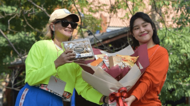 Good Life — " ผู้บริหารมอบของรางวัลในกิจกรรมกีฬาสี ให้กับทีมที่ชนะ "