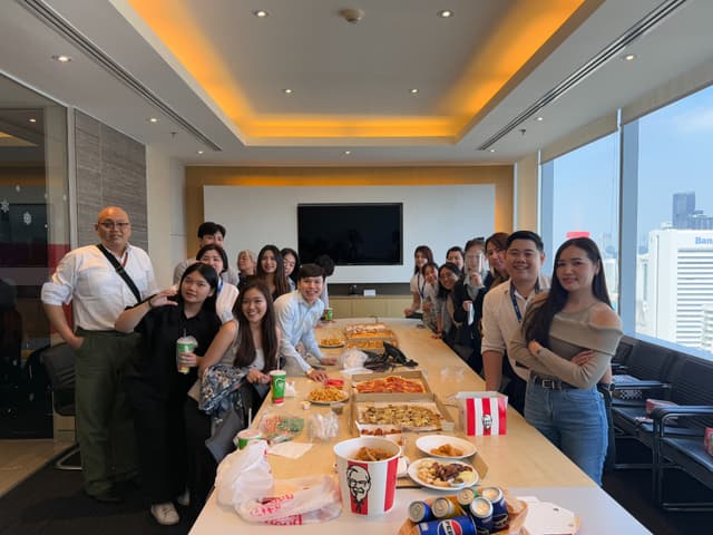 ชีวิตดี — เทศกาลแห่งความสุข เกิดขึ้นได้ ทุกที่ ที่เวลา..ปาร์ตี้ Pizza & KFC ฉ่ำ ๆ ก่อนปีใหม่